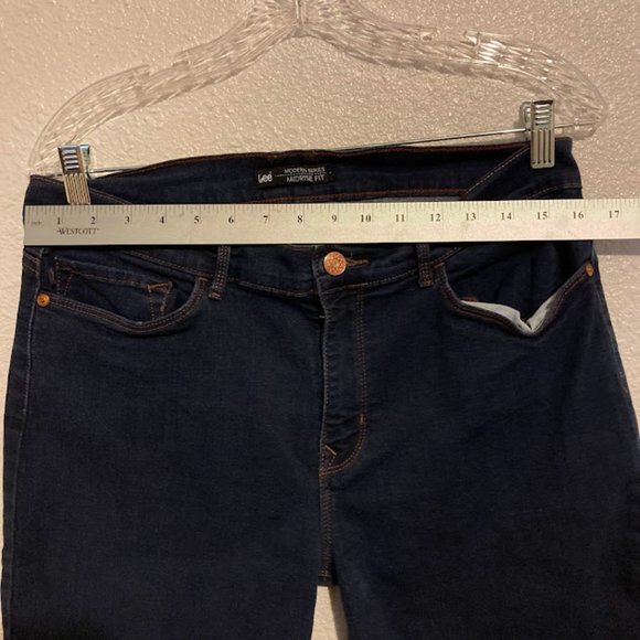 Lee women's size 12 medium dark blue modern series midrise fit bermuda shorts - Picture 3 of 8